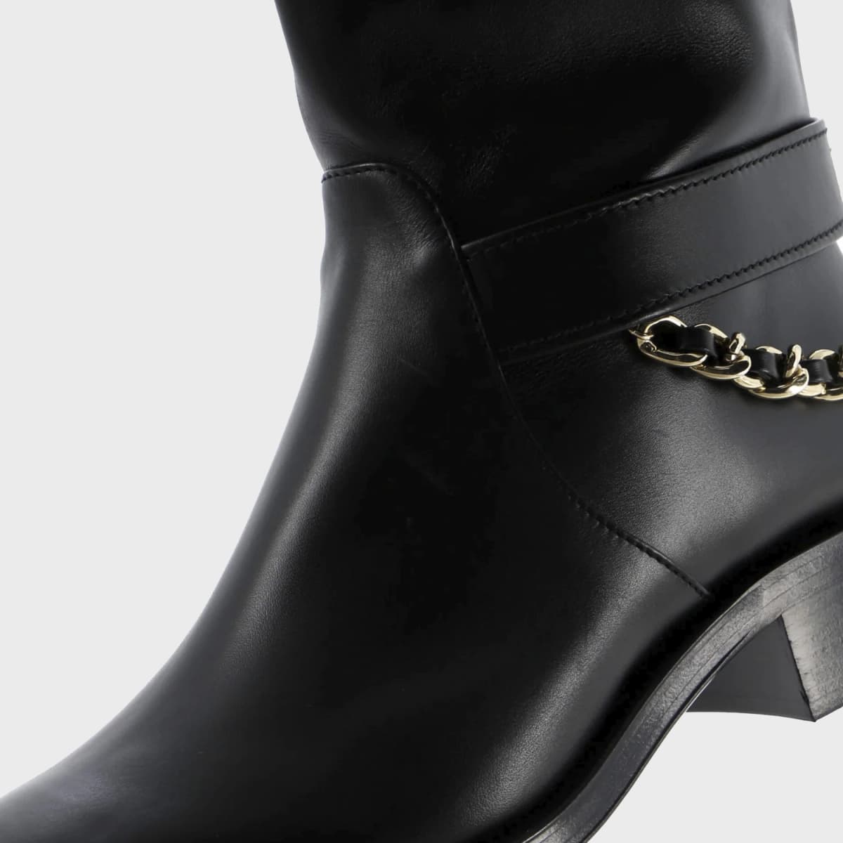 Chanel Chain Knee